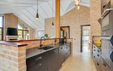 Andri - 600M to the Fjord: Køkken, Indretning, Møbel, Gulvbelægning, Countertop, Træ, Loft, Cabinetry, Lysarmatur, Etage