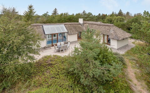 Waldar - 900M from the Sea: Blå, Busk, Sommerhus, Bunddække, Have, Estate, Skygge, Landscaping, Stuehus, Eco Hotel