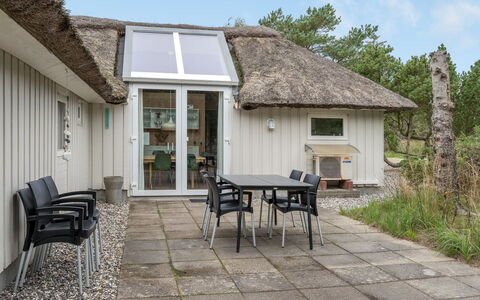 Waldar - 900M from the Sea: Blå, Busk, Sommerhus, Bunddække, Have, Estate, Skygge, Landscaping, Stuehus, Eco Hotel