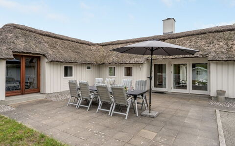 Waldar - 900M from the Sea: Blå, Busk, Sommerhus, Bunddække, Have, Estate, Skygge, Landscaping, Stuehus, Eco Hotel