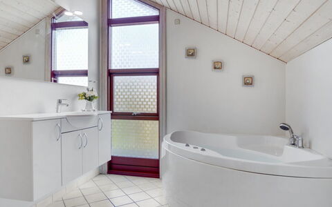 Thurir - 4Km from the Sea: Gulvbelægning, Etage, Loft, Indretning, Countertop, Køkken, Cabinetry, Værelse, Større Bandage, Lysarmatur