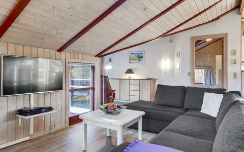 Thurir - 4Km from the Sea: Gulvbelægning, Etage, Loft, Indretning, Countertop, Køkken, Cabinetry, Værelse, Større Bandage, Lysarmatur