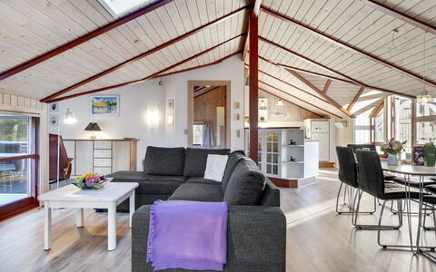 Thurir - 4Km from the Sea: Gulvbelægning, Etage, Loft, Indretning, Countertop, Køkken, Cabinetry, Værelse, Større Bandage, Lysarmatur