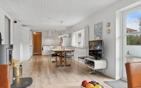 Justine - 600M from the Sea: Blå, Busk, Sommerhus, Bunddække, Have, Estate, Skygge, Landscaping, Stuehus, Eco Hotel