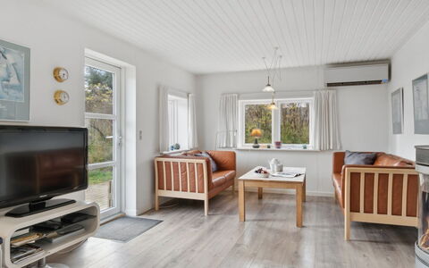 Justine - 600M from the Sea: Blå, Busk, Sommerhus, Bunddække, Have, Estate, Skygge, Landscaping, Stuehus, Eco Hotel