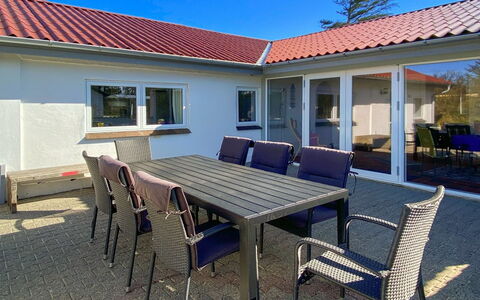 Justine - 600M from the Sea: Blå, Busk, Sommerhus, Bunddække, Have, Estate, Skygge, Landscaping, Stuehus, Eco Hotel