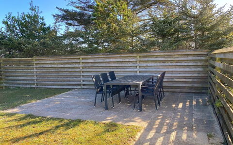Justine - 600M from the Sea: Blå, Busk, Sommerhus, Bunddække, Have, Estate, Skygge, Landscaping, Stuehus, Eco Hotel