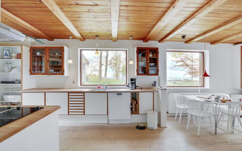 Nella - 1.2Km from the Sea: Køkken, Gulvbelægning, Indretning, Træ, Loft, Countertop, Etage, Møbel, Lysarmatur, Værelse