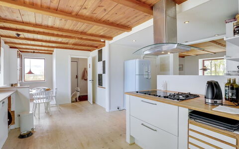 Nella - 1.2Km from the Sea: Gulvbelægning, Møbel, Indretning, Køkken, Træ, Countertop, Etage, Loft, Trægulve, Cabinetry
