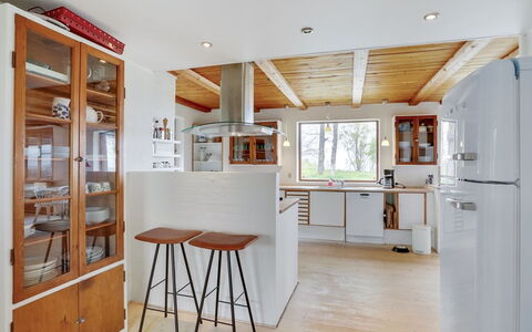 Nella - 1.2Km from the Sea: Møbel, Indretning, Gulvbelægning, Køkken, Etage, Cabinetry, Træ, Countertop, Køkken Apparat, Loft