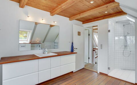 Nella - 1.2Km from the Sea: Gulvbelægning, Indretning, Træ, Etage, Loft, Trægulve, Sanitærarmatur, Lysarmatur, Hjem, Countertop
