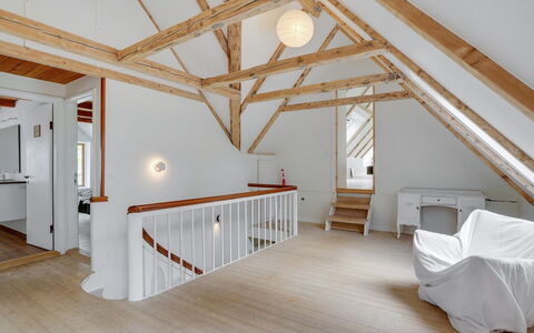 Nella - 1.2Km from the Sea: Gulvbelægning, Træ, Loft, Trægulve, Etage, Indretning, Hjem, Hårdttræ, Dør, Laminat Gulv