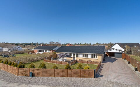 Bitta - 500M from the Sea: Møbel, Indretning, Stol, Gulvbelægning, Bord, Udvej, Etage, Loft, Værelse, Eco Hotel