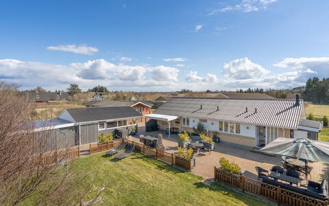 Bitta - 500M from the Sea: Møbel, Indretning, Stol, Gulvbelægning, Bord, Udvej, Etage, Loft, Værelse, Eco Hotel