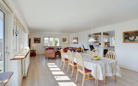 Bitta - 500M from the Sea: Møbel, Indretning, Stol, Gulvbelægning, Bord, Udvej, Etage, Loft, Værelse, Eco Hotel