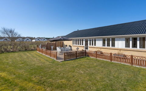 Bitta - 500M from the Sea: Møbel, Indretning, Stol, Gulvbelægning, Bord, Udvej, Etage, Loft, Værelse, Eco Hotel