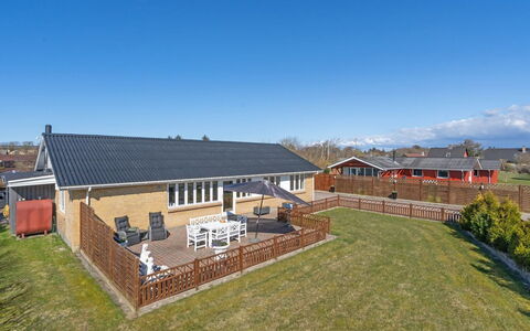 Bitta - 500M from the Sea: Møbel, Indretning, Stol, Gulvbelægning, Bord, Udvej, Etage, Loft, Værelse, Eco Hotel