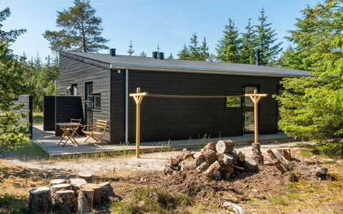 Gunnor - 1.3Km from the Sea: Møbel, Indretning, Stol, Gulvbelægning, Bord, Udvej, Etage, Loft, Værelse, Eco Hotel