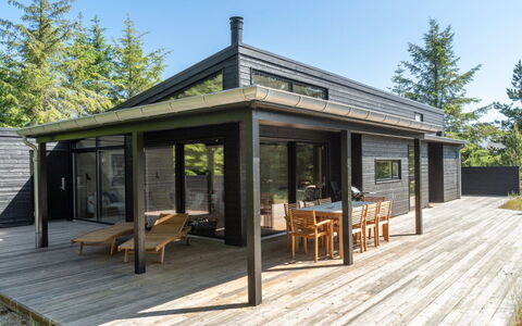 Gunnor - 1.3Km from the Sea: Møbel, Indretning, Stol, Gulvbelægning, Bord, Udvej, Etage, Loft, Værelse, Eco Hotel
