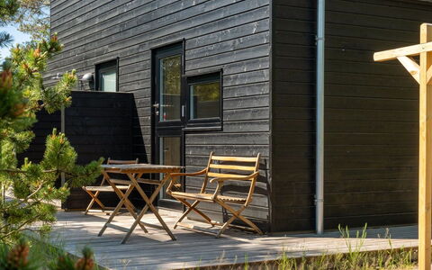 Gunnor - 1.3Km from the Sea: Møbel, Indretning, Stol, Gulvbelægning, Bord, Udvej, Etage, Loft, Værelse, Eco Hotel
