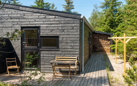 Gunnor - 1.3Km from the Sea: Møbel, Indretning, Stol, Gulvbelægning, Bord, Udvej, Etage, Loft, Værelse, Eco Hotel
