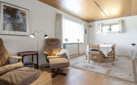 Heilgard - 500M from the Sea: Træ, Tag, Arkitektur, Hjem, Hus, Sommerhus, Sidespor, Hårdttræ, Hældning, Estate