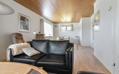 Heilgard - 500M from the Sea: Træ, Tag, Arkitektur, Hjem, Hus, Sommerhus, Sidespor, Hårdttræ, Hældning, Estate
