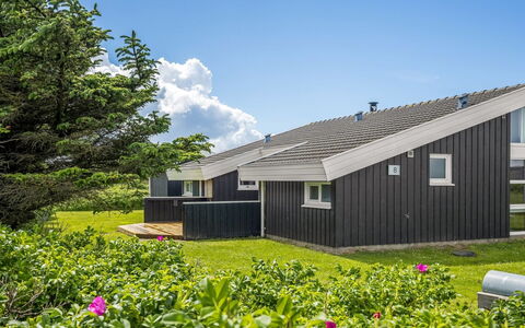 Ellen - 289M from the Sea: Græs, Arkitektur, Hjem, Bunddække, Sommerhus, Have, Lawn, Eng, Estate, Gård