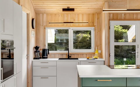 Ellen - 289M from the Sea: Køkken Apparat, Køkken, Countertop, Møbel, Større Bandage, Indretning, Gulvbelægning, Cabinetry, Træ, Køleskab