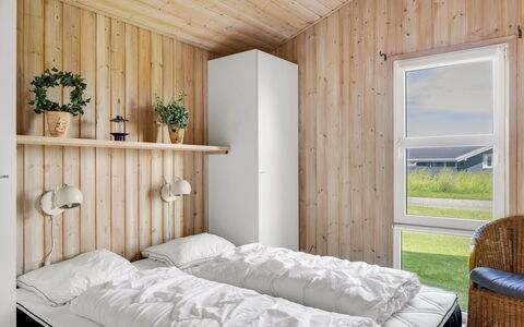 Ellen - 289M from the Sea: Soveværelse, Seng, Træ, Møbel, Indretning, Sengetøj, Sengetøj, Etage, Gulvbelægning, Loft