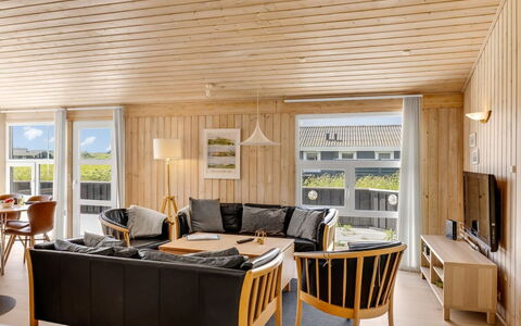 Ellen - 289M from the Sea: Møbel, Indretning, Træ, Gulvbelægning, Loft, Etage, Trægulve, Bord, Værelse, Stue