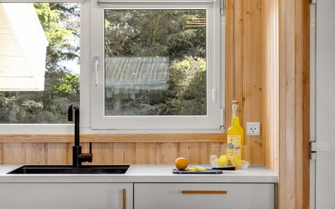 Ellen - 289M from the Sea: Træ, Indretning, Countertop, Sanitærarmatur, Køkken, Køkkenvask, Hjem, Tap, Håndvask, Glas