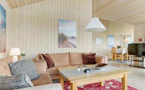 Iacobus - 400M from the Sea: Møbel, Indretning, Gulvbelægning, Træ, Loft, Etage, Couch, Værelse, Trægulve, Stue