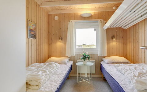 Iacobus - 400M from the Sea: Soveværelse, Seng, Træ, Indretning, Loft, Etage, Sengetøj, Gulvbelægning, Sengetøj, Belysning