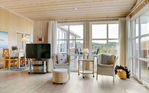 Iacobus - 400M from the Sea: Træ, Gulvbelægning, Indretning, Møbel, Etage, Loft, Trægulve, Hjem, Stue, Dør