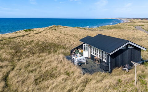 Stintje - 20M from the Sea: Bygning, Hus, Vindue, Hjem, Tag, Boligområde, Busk, Sommerhus, Land Lot