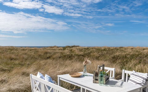Stintje - 20M from the Sea: Bygning, Hus, Vindue, Hjem, Tag, Boligområde, Busk, Sommerhus, Land Lot