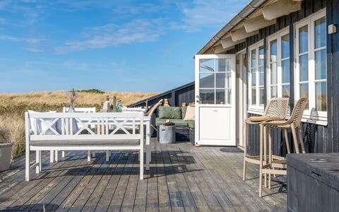 Stintje - 20M from the Sea: Bygning, Hus, Vindue, Hjem, Tag, Boligområde, Busk, Sommerhus, Land Lot
