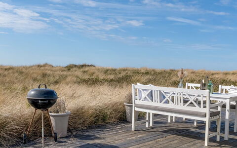 Stintje - 20M from the Sea: Bygning, Hus, Vindue, Hjem, Tag, Boligområde, Busk, Sommerhus, Land Lot