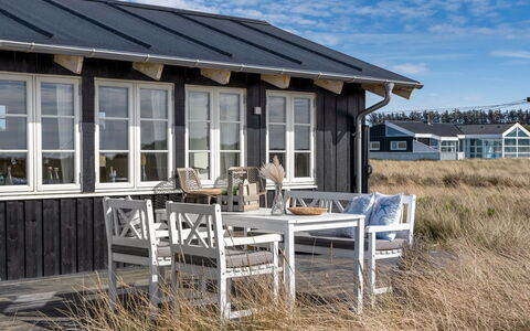 Stintje - 20M from the Sea: Bygning, Hus, Vindue, Hjem, Tag, Boligområde, Busk, Sommerhus, Land Lot