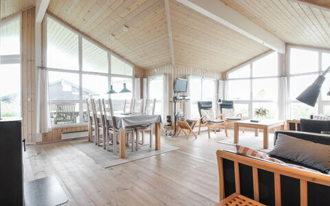 Fanija - 200M from the Sea: Træ, Indretning, Loft, Etage, Møbel, Gulvbelægning, Hjem, Stol, Trægulve, Stue