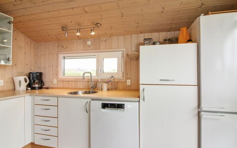 Fanija - 200M from the Sea: Gulvbelægning, Køkken, Træ, Etage, Køkken Apparat, Countertop, Indretning, Større Bandage, Cabinetry, Loft