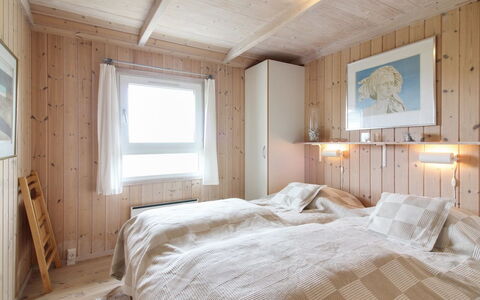 Fanija - 200M from the Sea: Soveværelse, Træ, Seng, Indretning, Loft, Møbel, Værelse, Sengetøj, Sengetøj, Etage