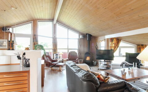 Diderik - 300M from the Sea: Møbel, Couch, Indretning, Træ, Loft, Stue, Gulvbelægning, Værelse, Etage, Hjem