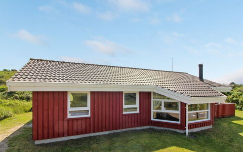 Diderik - 300M from the Sea: Træ, Tag, Arkitektur, Hjem, Hus, Sommerhus, Sidespor, Hårdttræ, Hældning, Estate