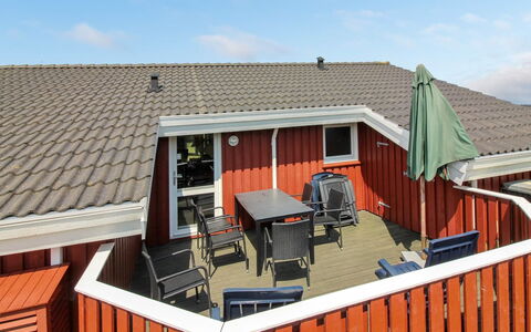 Diderik - 300M from the Sea: Træ, Tag, Arkitektur, Hjem, Hus, Sommerhus, Sidespor, Hårdttræ, Hældning, Estate