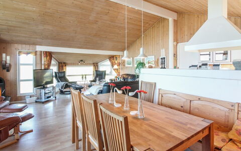 Diderik - 300M from the Sea: Træ, Tag, Arkitektur, Hjem, Hus, Sommerhus, Sidespor, Hårdttræ, Hældning, Estate