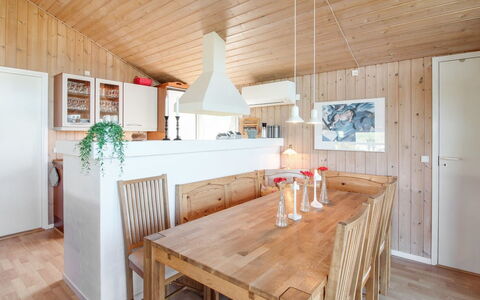 Diderik - 300M from the Sea: Træ, Tag, Arkitektur, Hjem, Hus, Sommerhus, Sidespor, Hårdttræ, Hældning, Estate