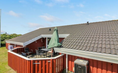 Diderik - 300M from the Sea: Træ, Tag, Arkitektur, Hjem, Hus, Sommerhus, Sidespor, Hårdttræ, Hældning, Estate