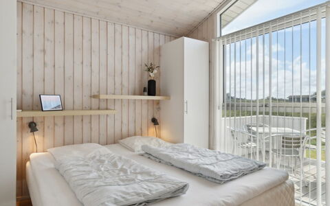 Ohto - 281M from the Sea: Træ, Loft, Indretning, Etage, Soveværelse, Lejlighed, Seng, Hårdttræ, Bejdse, Design